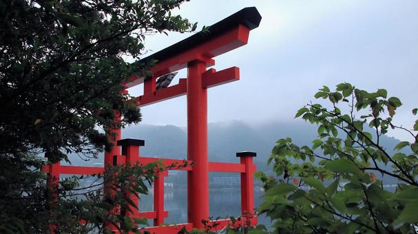 朝霧の芦ノ湖湖畔に立つ晩夏の平和の鳥居 朝霧の芦ノ湖湖畔に立つ晩夏の平和の鳥居 平和の鳥居,晩夏,箱根神社の写真素材