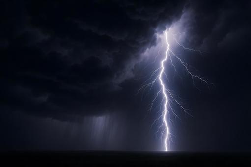 漆黒を裂く稲妻の写真