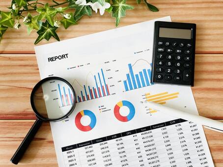 パフォマンスレポートと虫眼鏡、電卓 グラフ,レポート,電卓の写真素材