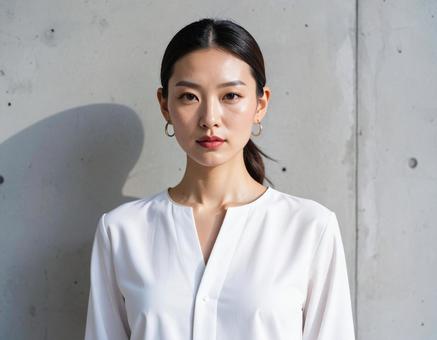 白い服を着た女性モデル 白い服を着た女性モデルの写真