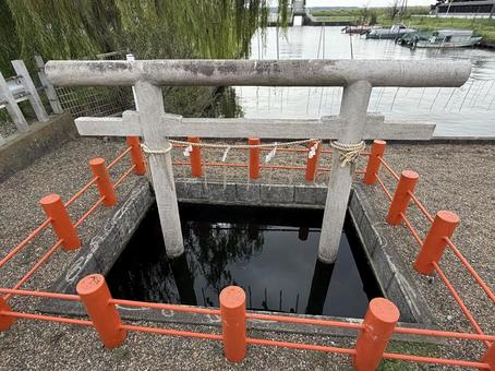 息栖神社　忍潮井　女瓶の写真