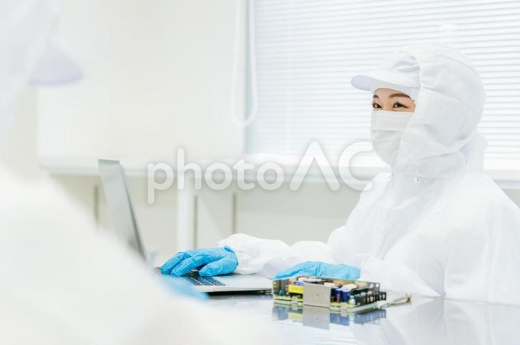クリーンルームで精密機器を扱う女性 精密機器,クリーンルーム,精密機械工場の写真素材