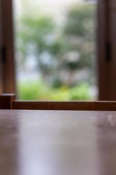 開放的な窓と木製のテーブル_縦 窓,窓辺,外の写真素材