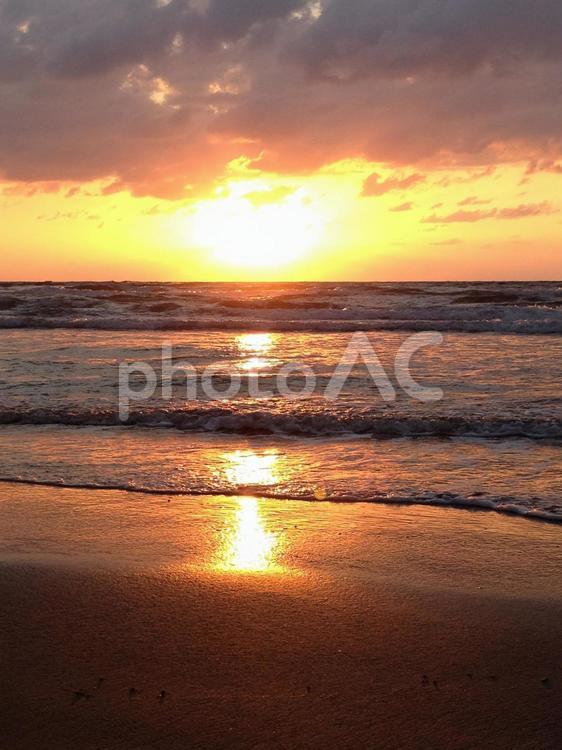 千里ヶ浜の夕日　縦 海,夕焼け,夕日の写真素材