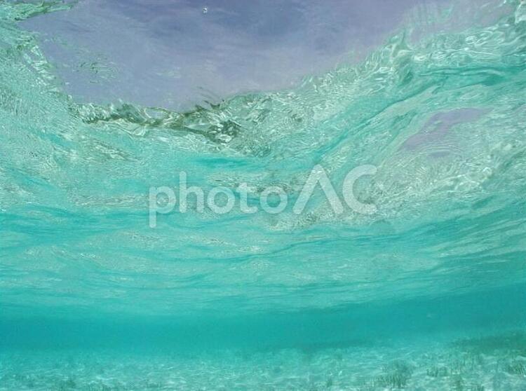 南国の海　波 エメラルドブルー,キレイな海,南国の写真素材