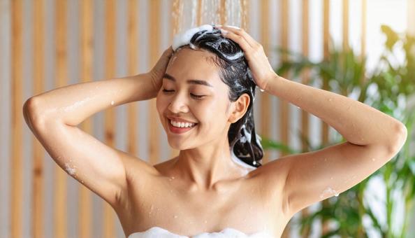髪を気持ちよさそうに洗う日本人女性 髪を気持ちよさそうに洗う日本人女性の写真