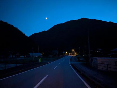 上弦の月が照らす田舎の夜道～横ver.～ 夜道,上弦の月,稜線の写真素材