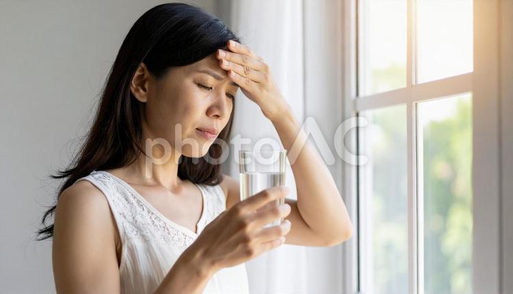 夏の朝、偏頭痛・目眩・倦怠感に悩む女性 頭痛,偏頭痛,倦怠感の写真素材