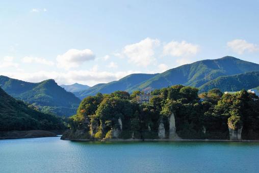 山と湖と木々 山と湖と木々の写真