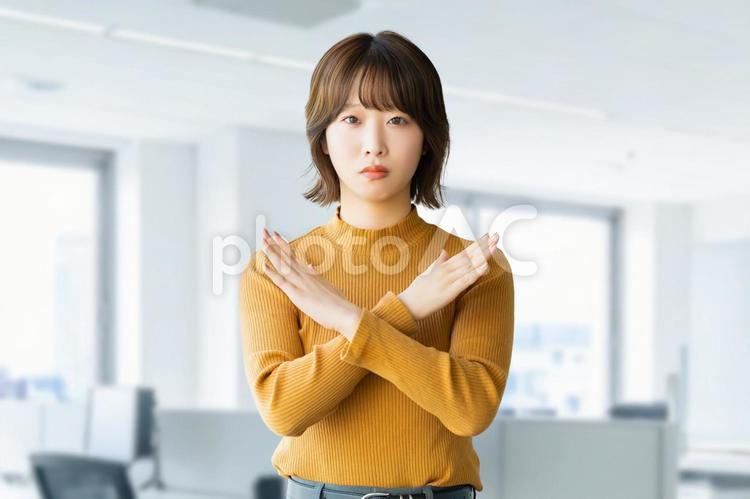 手でバツのポーズをする困った表情の女性 女性,バツ,だめの写真素材