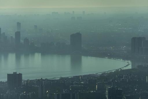湖と遠景の高層ビルの写真