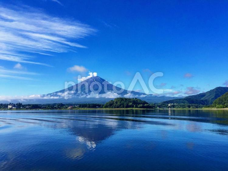 夏の富士山を河口湖から 湖,山,雪の写真素材