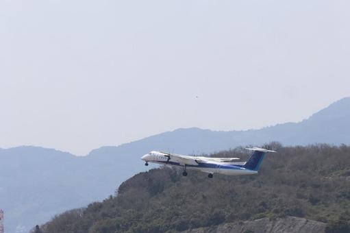 島と海に囲まれた空港の景色の写真