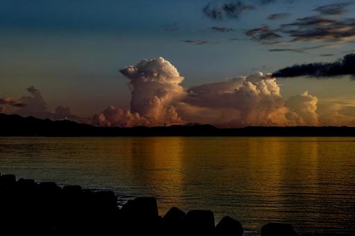 <素材>夏の夕暮れの海と入道雲の風景 <素材>夏の夕暮れの海と入道雲の風景の写真