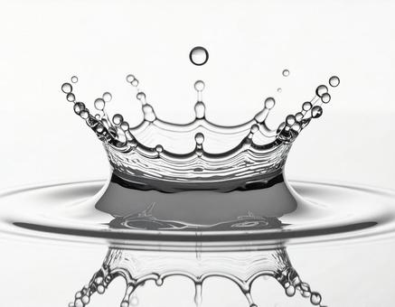 透明度の高い液体のミルククラウンと波紋 透明度の高い液体のミルククラウンと波紋の写真