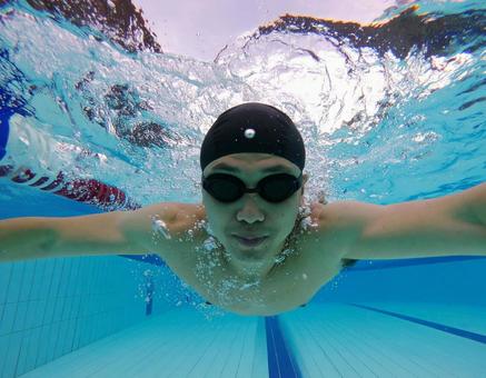 プールで泳ぐ男性のクローズアップの写真