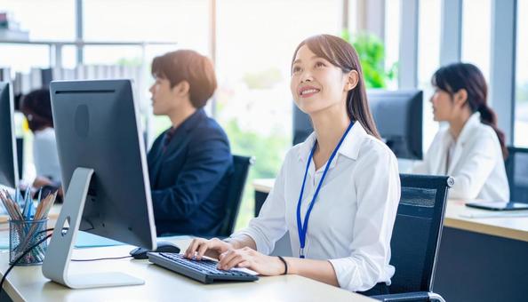オフィスで働く日本人ビジネスウーマン オフィスで働く日本人ビジネスウーマンの写真