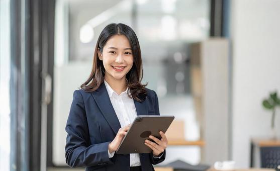 女性 仕事 タブレット 女性 仕事 タブレットの写真