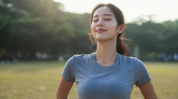 活気に満ちた夏の日にリフレッシュする女性 活気に満ちた夏の日にリフレッシュする女性の写真