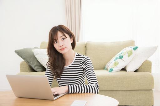 女性 勉強 資格 試験 ノートパソコン 女性 勉強 資格 試験 ノートパソコン 女性,人物,ノートパソコンの写真素材