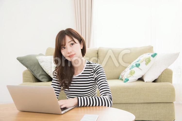 女性　勉強　資格　試験　ノートパソコン 女性,人物,ノートパソコンの写真素材