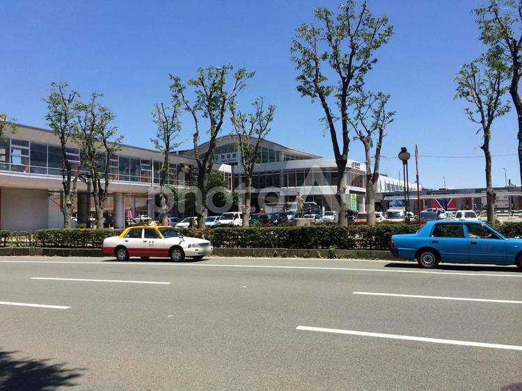 道路越しに見える秋田駅西口と駅舎、風景 秋田駅,西口,駅前の写真素材