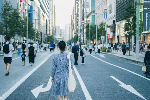 銀座 歩行者天国を歩く女の子 銀座 歩行者天国を歩く女の子 銀座,歩行者天国,道の写真素材