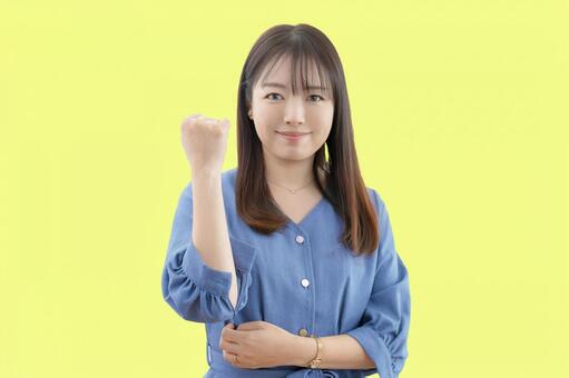 ガッツポーズする若い女性 女性,若い女性,ガッツポーズの写真素材
