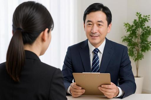 面接する男性と求職者・就職活動・ビジネス 面接する男性と求職者・就職活動・ビジネスの写真