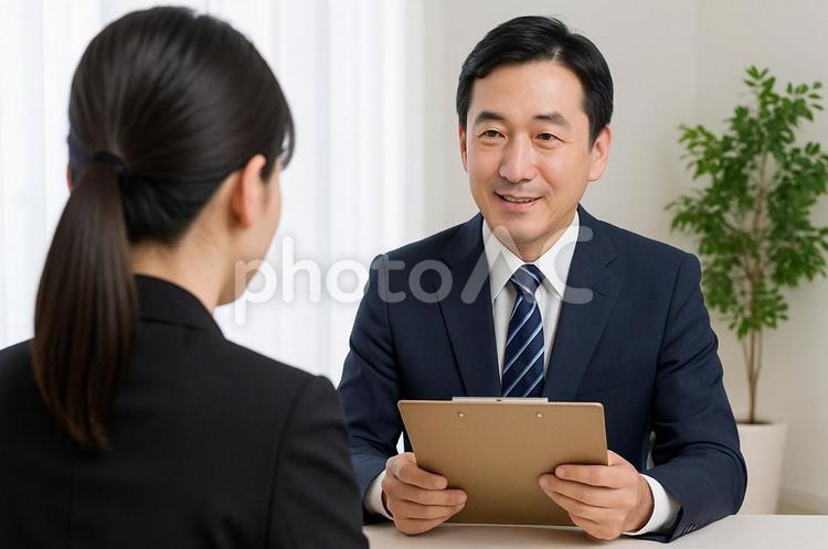 面接する男性と求職者・就職活動・ビジネス 面接,ビジネス,就職活動の写真素材