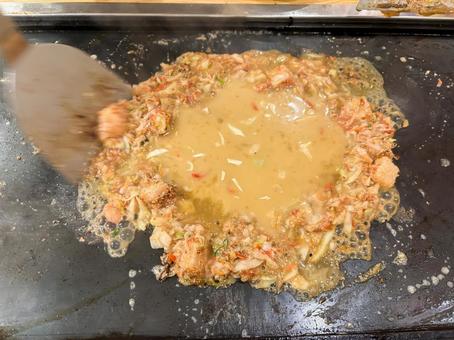 もんじゃ焼きを焼いているシーン もんじゃ焼きを焼いているシーンの写真