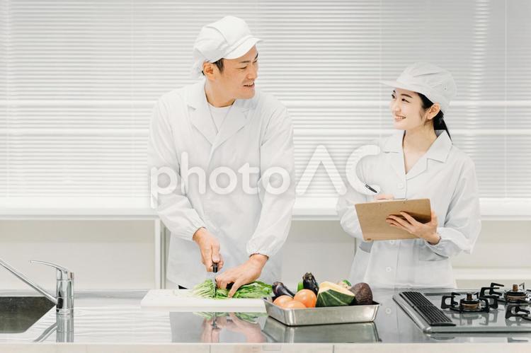 食品工場で働く男女の調理員（分析・検査） 調理員,給食センター,料理の写真素材