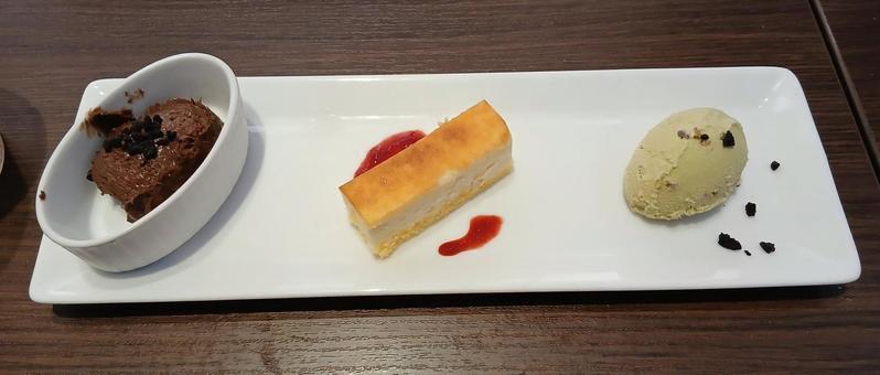 3種類ドルチェ～ショコラ、ケーキ、アイス 濃厚,ショコラ,チョコの写真素材