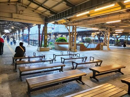 レトロな雰囲気の門司港駅の待合所と乗場 門司港駅,ホーム,プラットフォームの写真素材