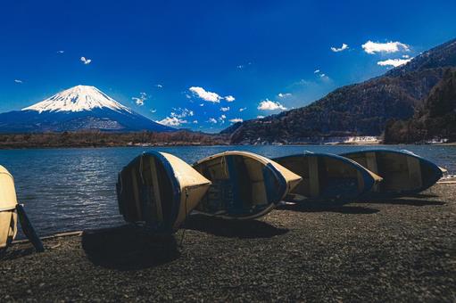 精進湖から見た富士山 精進湖から見た富士山の写真