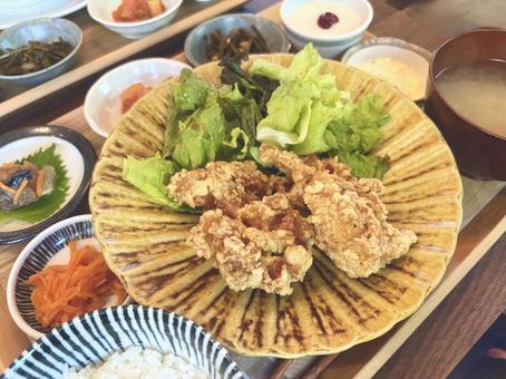 副菜がたくさんの唐揚げ定食 副菜がたくさんの唐揚げ定食の写真