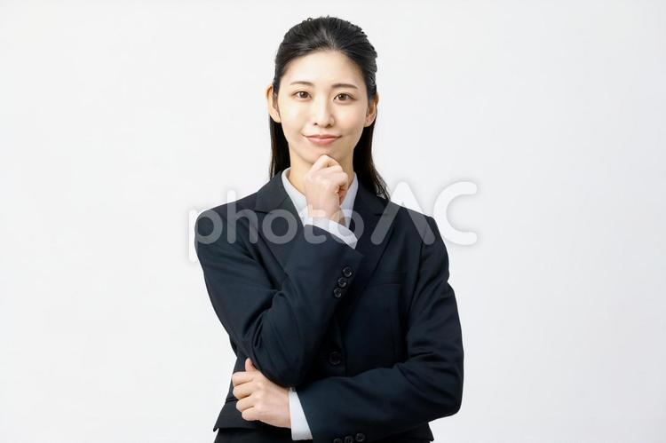 考える女性　仕事　ビジネス ビジネスウーマン,腕組み,考えるの写真素材