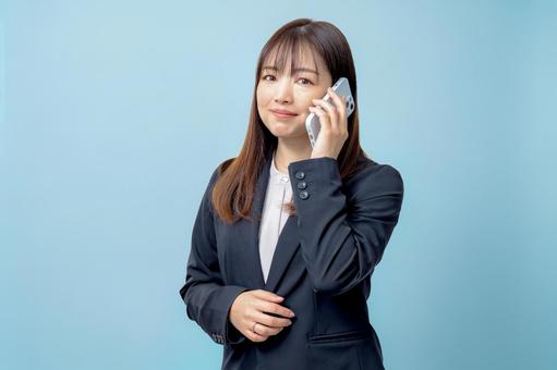 スマホとビジネスウーマン ビジネス,電話対応,通話中の写真素材
