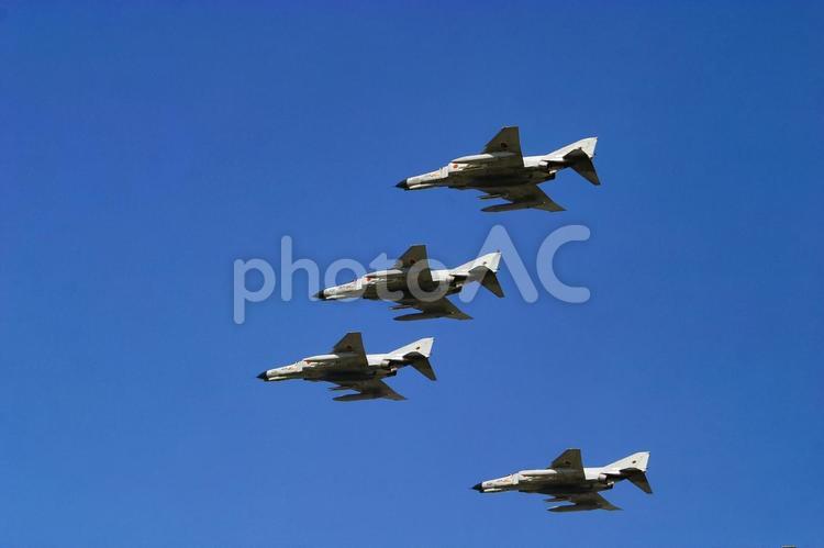 編隊飛行する航空自衛隊戦闘機F-4EJ改 航空自衛隊,自衛隊,ミリタリーの写真素材