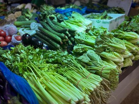 アジアの市場に並ぶ新鮮な野菜たち アジアの市場に並ぶ新鮮な野菜たち 野菜,市場,食材の写真素材