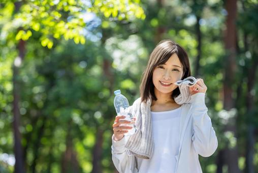 水分補給する女性 水分補給する女性 水分補給,有酸素運動,ペットボトルの写真素材