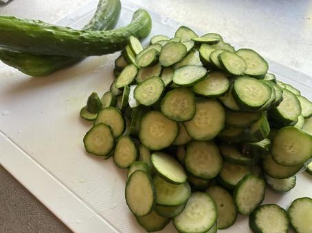 たくさんのキュウリの輪切り たくさんのキュウリの輪切り きゅうり,野菜,輪切りの写真素材