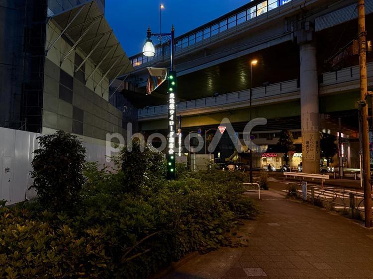 池袋六ツ又交差点から見た道路 夜,落書き,池袋六ツ又歩道橋の写真素材