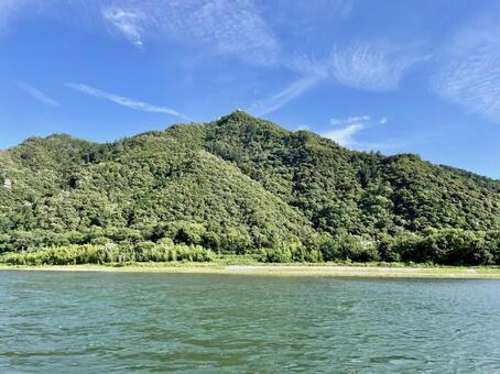 夏の青空と緑濃い山並みと長良川 長良川,自然,風景の写真素材