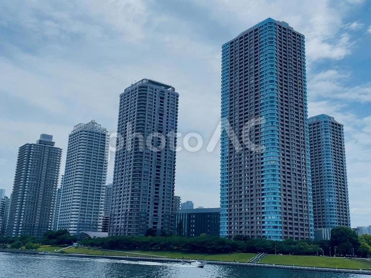 タワーマンションのある都市風景 タワーマンション,街並み,住宅の写真素材