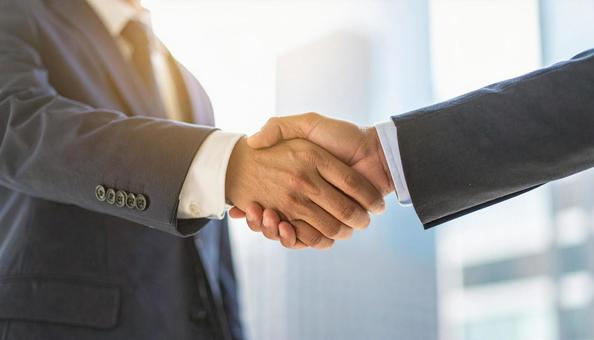 握手を求める男性のビジネスマン 握手を求める男性のビジネスマンの写真