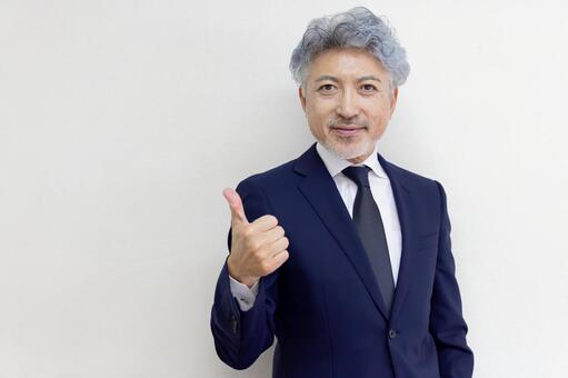 グッドサインをするスーツ姿のビジネスマン ビジネスマン,日本人,グッドサインの写真素材