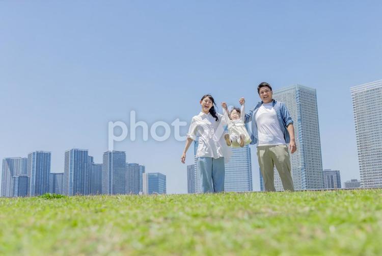 都会に住む家族　親子 家族,親子,仲良しの写真素材