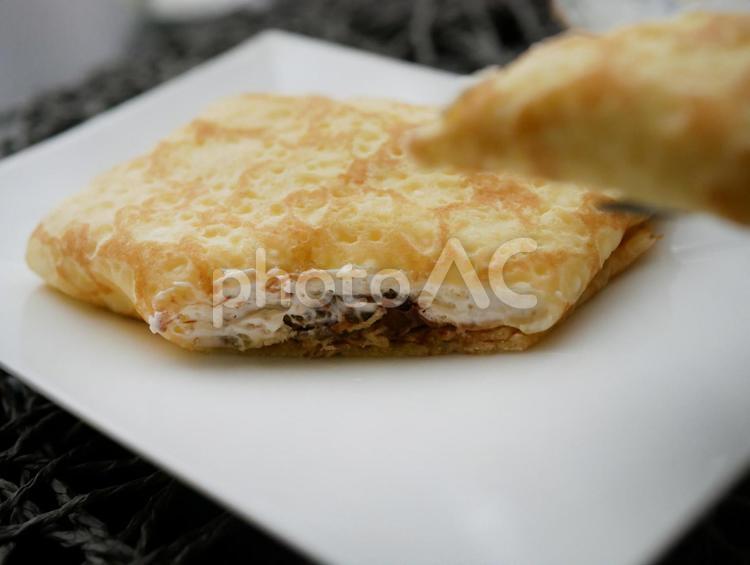 クレープを食べるところ クレープ,コーヒータイム,おうちカフェの写真素材