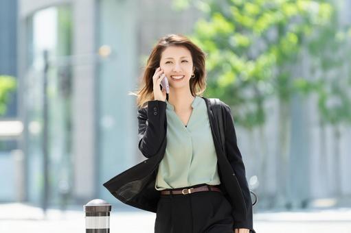 オフィス街を歩く女性・ビジネスウーマン オフィス街を歩く女性・ビジネスウーマン 女性,歩く,仕事の写真素材